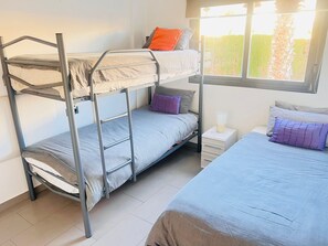 2 habitaciones y tabla de planchar con plancha