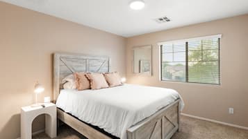 5 habitaciones, escritorio y tabla de planchar con plancha