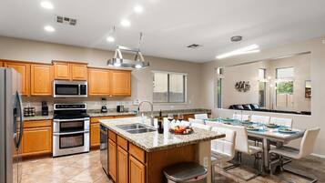 Refrigerador, microondas, horno, placa de cocina