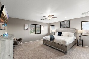 5 soverom, skrivebord, strykejern/-brett og reiseseng for barn