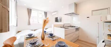 تناول الطعام داخل الغرفة