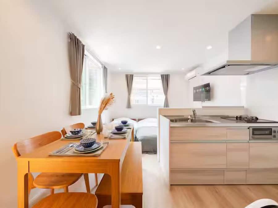 Basic Apartment, City View | In-room dining