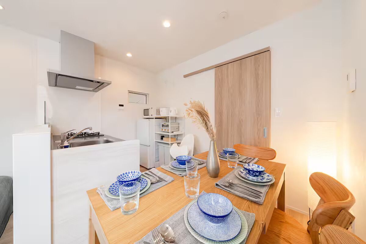 Basic Apartment, City View | In-room dining