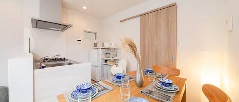 Basic Apartment, City View | In-room dining