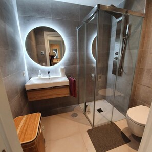 Dusche, Haartrockner, Handtücher, Seife
