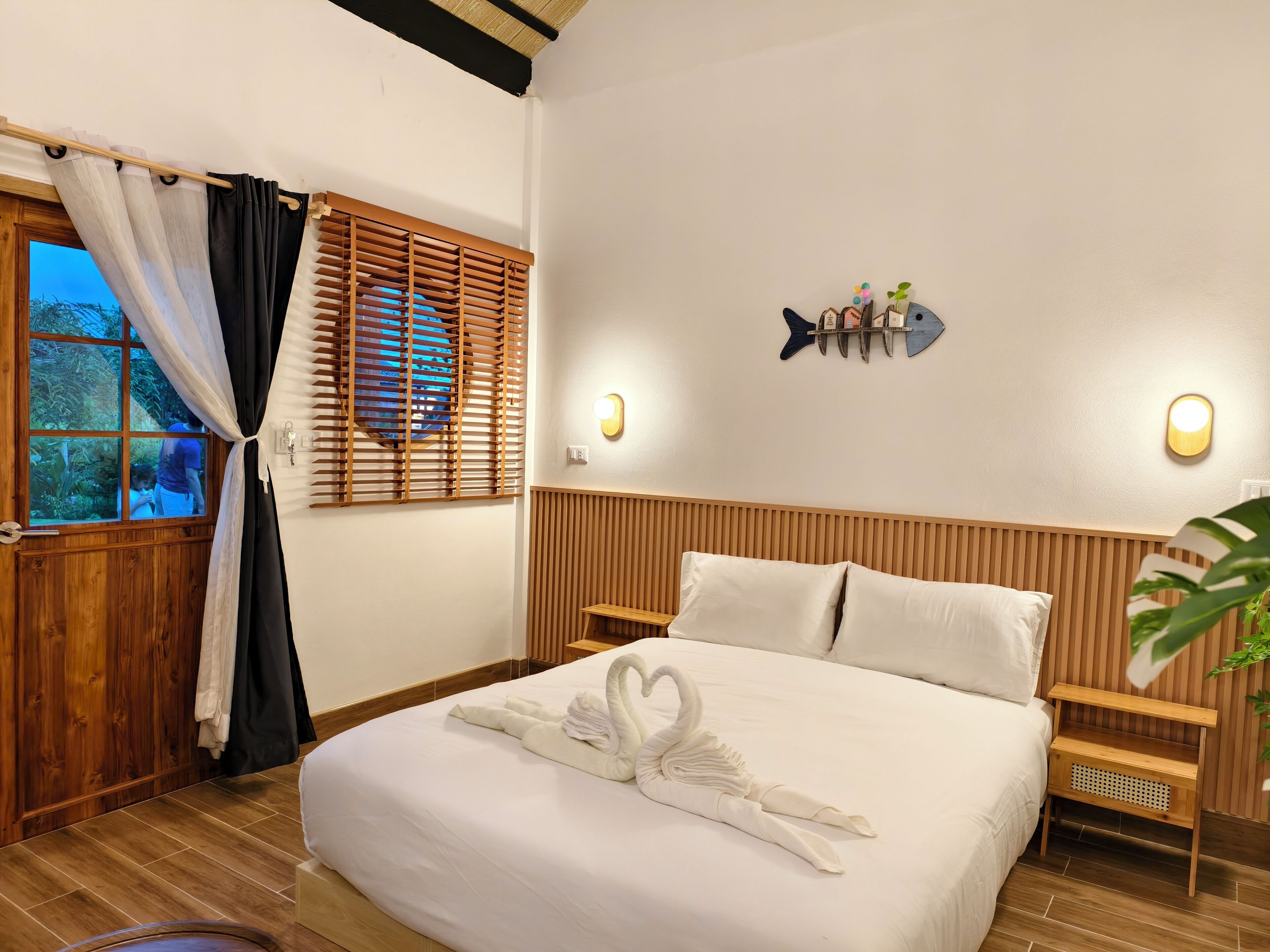 Basic House | Desk, free WiFi