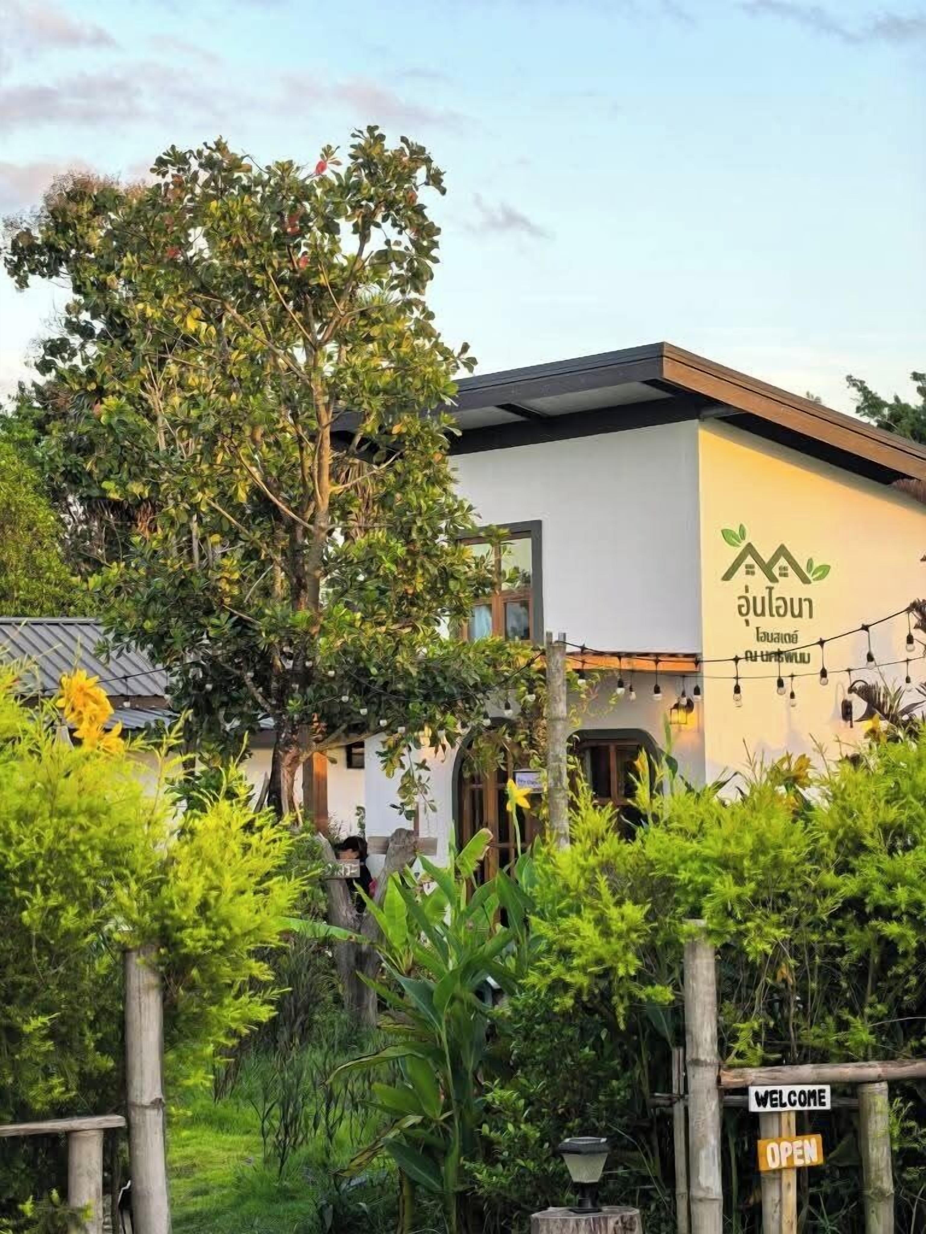 A building with a sign that reads "Aulun".