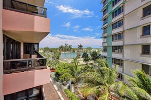 Property grounds - Bright Beachside 4 Bedrooms 2 Bathrooms Condo + Pools, Gym & Sauna Access 616 (Miami Beach)