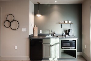 Private kitchen - Gloria Inn Unit 4 -5 minutes from Baylor and 2 Blocks to Magnolia (Waco)
