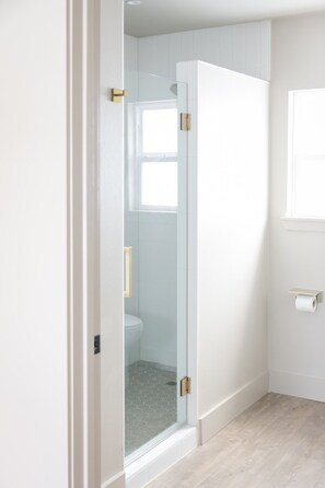 Hair dryer, towels - Gloria Inn Unit 4 -5 minutes from Baylor and 2 Blocks to Magnolia (Waco)