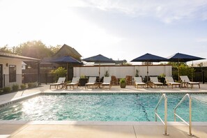 Pool - Gloria Inn Unit 4 -5 minutes from Baylor and 2 Blocks to Magnolia (Waco)