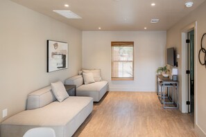 Smart TV, books - Gloria Inn Unit 4 -5 minutes from Baylor and 2 Blocks to Magnolia (Waco)