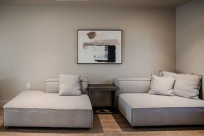 Interior - Gloria Inn Unit 4 -5 minutes from Baylor and 2 Blocks to Magnolia (Waco)