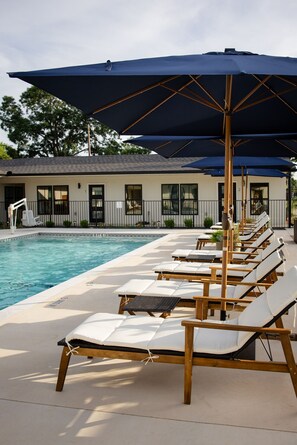 Pool - Gloria Inn Unit 4 -5 minutes from Baylor and 2 Blocks to Magnolia (Waco)