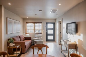 Smart TV, books - Gloria Inn Unit 6- 5 minutes from Baylor and 2 Blocks to Magnolia (Waco)