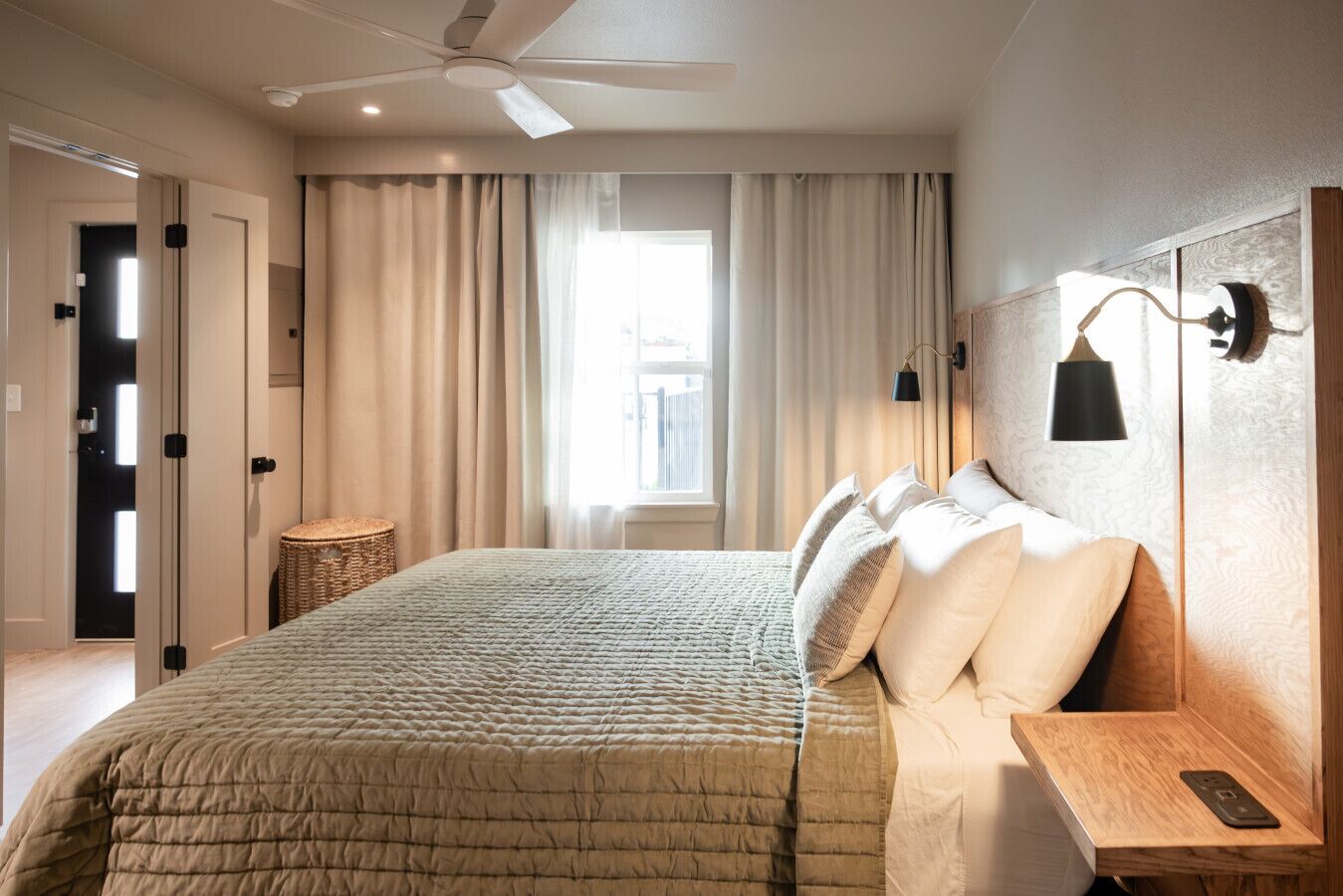 1 habitación, tabla de planchar con plancha, wifi gratis y ropa de cama 