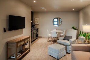 Smart TV, books - Gloria Inn Unit 8 -5 minutes from Baylor and 2 Blocks to Magnolia (Waco)