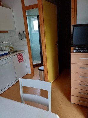 Micro-ondes, four, plaque de cuisson, lave-vaisselle