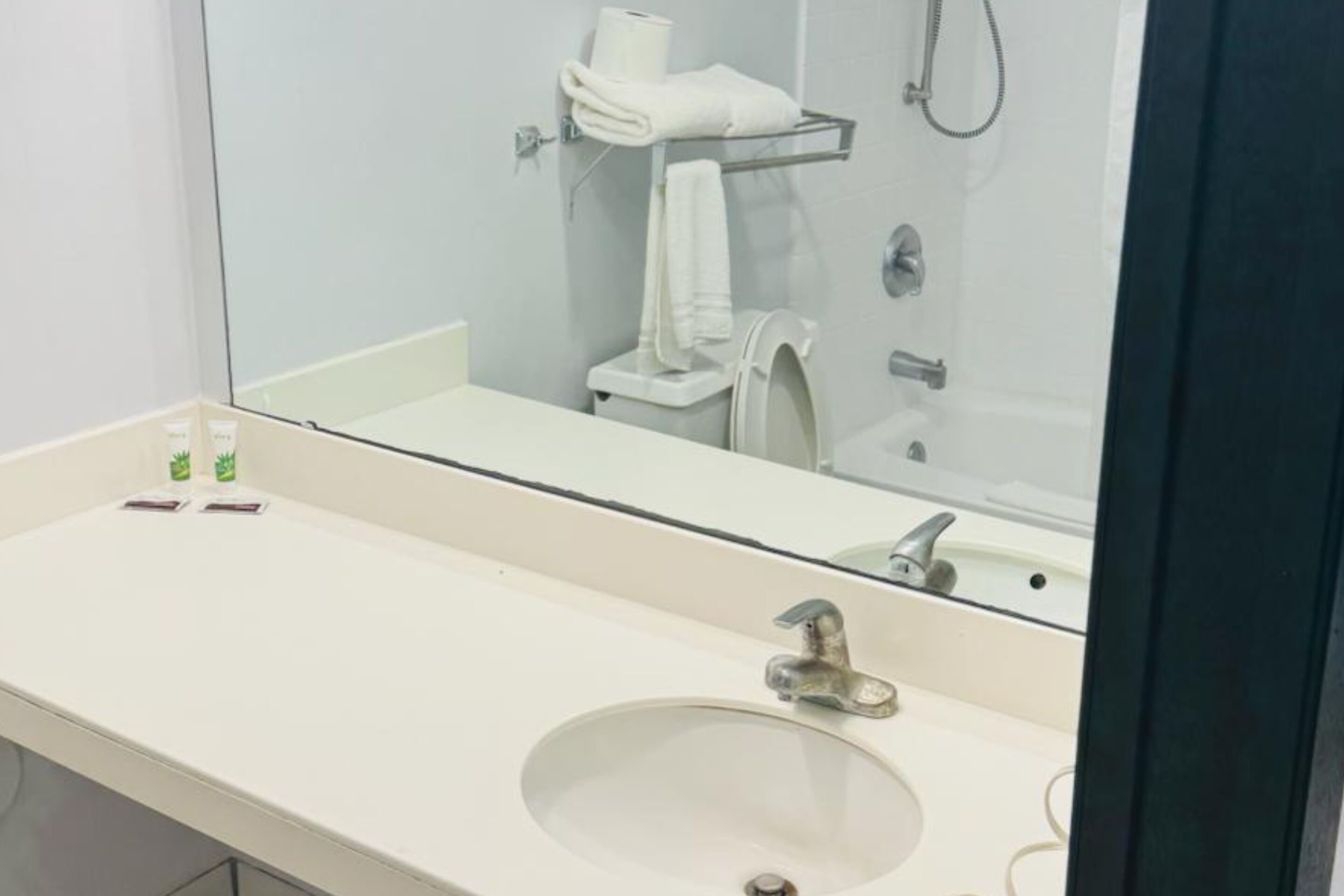 Comfort kamer, 2 queensize bedden, niet-roken | Badkamer | Een bad/douchecombinatie, gratis toiletartikelen, handdoeken, zeep