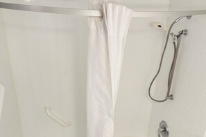 Comfort kamer, 2 queensize bedden, niet-roken | Badkamer | Een bad/douchecombinatie, gratis toiletartikelen, handdoeken, zeep