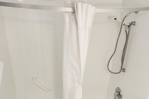 Bañera con ducha, artículos de tocador gratuitos, toallas, jabón