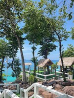 Di pantai, pasir putih 