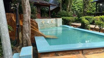 Una piscina al aire libre de temporada