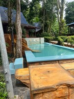 Kolam renang terbuka bermusim 