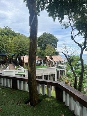 Vista frontal de la propiedad