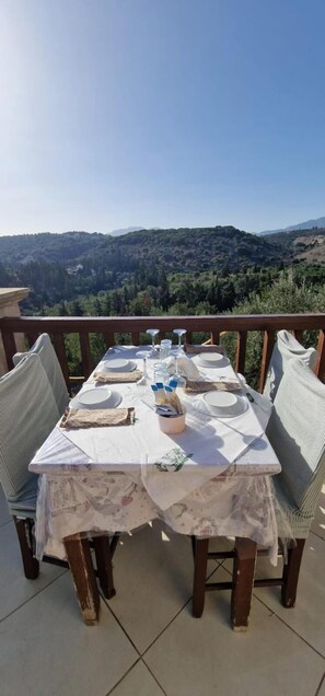 Outdoor dining - Villa Penelope Creta (Douliana)