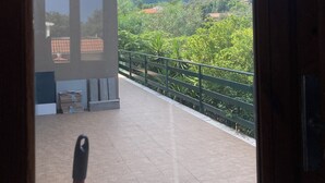 A balcony with a view of a mountainous landscape. - Rent a villa 450 square meters and a chalet 60 square meters Catania (Lavinaio)