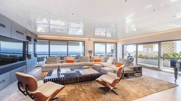 Televisión y chimenea