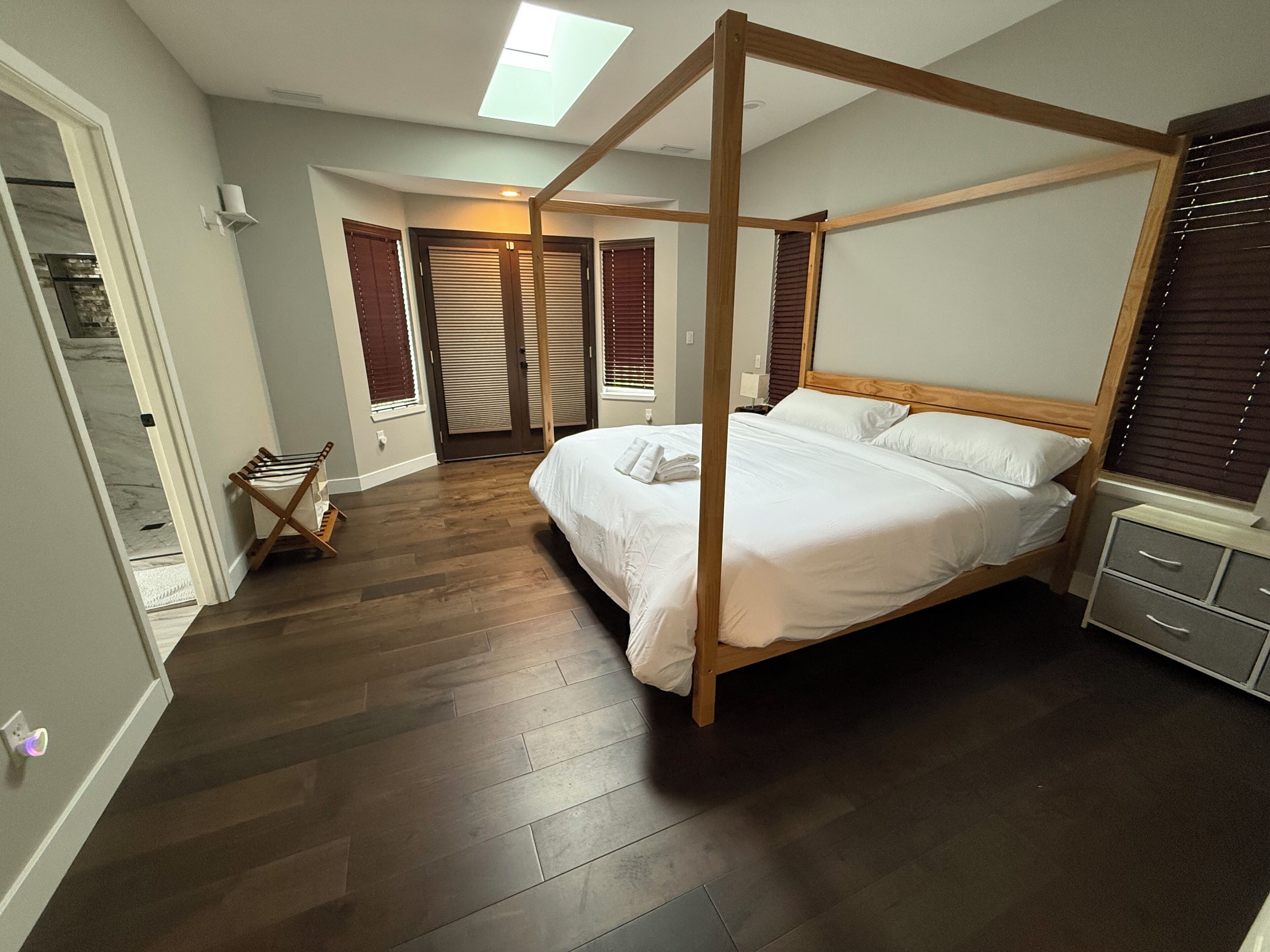 4 bedrooms, desk, iron/ironing board, free WiFi