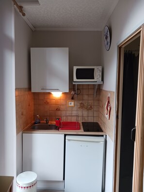 Refrigerador, microondas, parrilla de estufa y cafetera y tetera