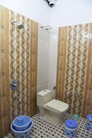 Standard Room, Garden View | Bathroom | Slippers - Red Roof Inn (Ramnagar)