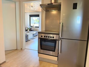 Fridge, microwave, oven, stovetop - Haus Strandgold - Strandgold 1 - Cozy vacation apartment with terrace and (Cuxhaven)