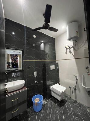 Habitación Deluxe | Baño | Regadera, toallas, jabón, shampoo