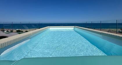 Deluxe Penthouse 2 Bed + S-Sofa. Exclusive access to the roof terrace/whirlpool.