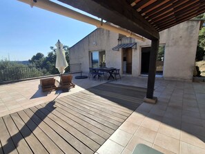 Outdoor dining - 3 Min from the Center! Panoramic View Villa, Swimming Pool, Stone Mazet & Garden (Draguignan)