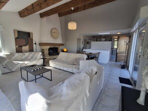 Televisión y chimenea 