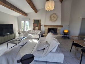 Televisie en een open haard