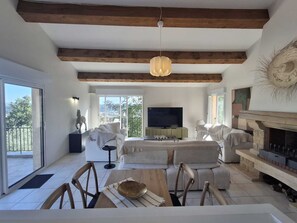 TV, fireplace