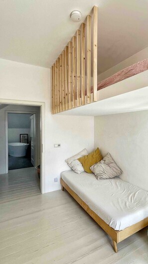 4 bedrooms, desk, iron/ironing board, free WiFi
