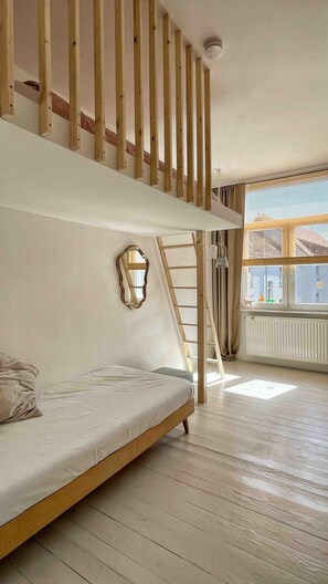4 bedrooms, desk, iron/ironing board, free WiFi