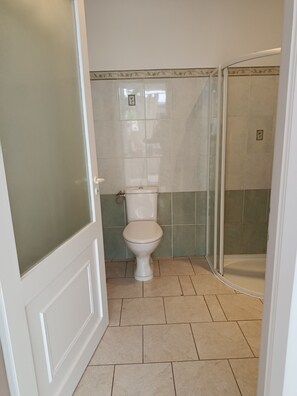 Dusche, Handtücher, Seife, Toilettenpapier