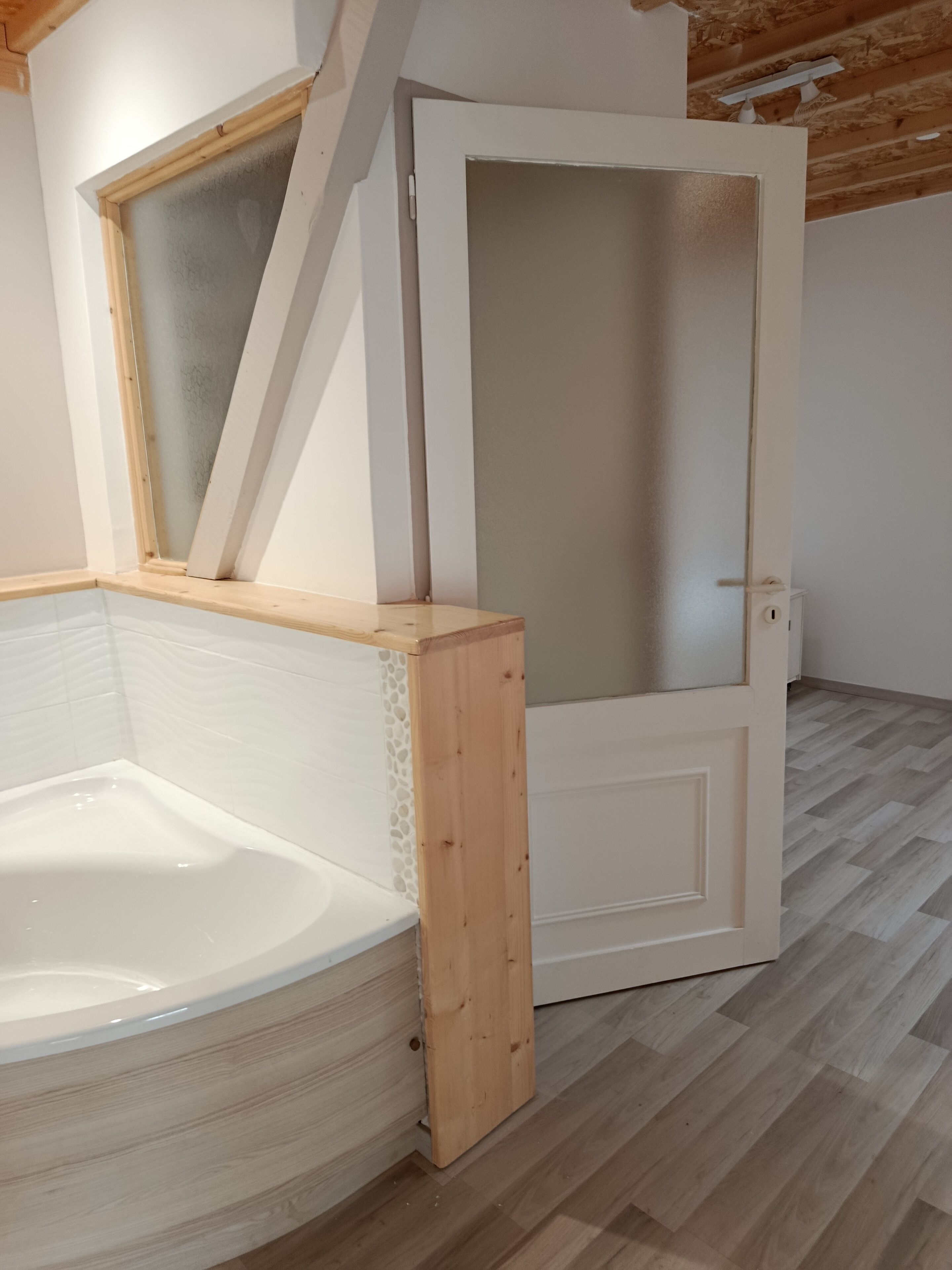 Douche, serviettes fournies, savon, papier toilette