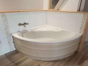 Regadera, toallas, jabón, papel de baño 