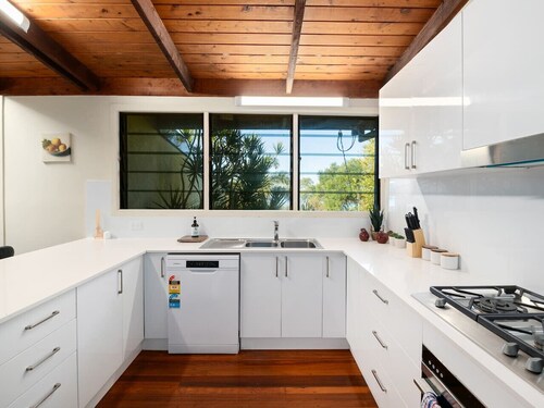 Costal 4BR Ormiston Home w/ Pool & Wide Sea Views