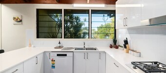 Costal 4BR Ormiston Home w/ Pool & Wide Sea Views