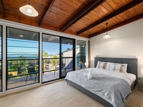 Costal 4BR Ormiston Home w/ Pool & Wide Sea Views